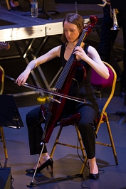 Astrid d'Akhtamar String Quartet avec un violoncelle électrique YAMAHA